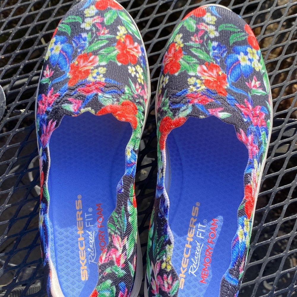 New Skechers Women's Floral Slip-On Flats - Black Multi Floral 7 - Picture 9 of 11